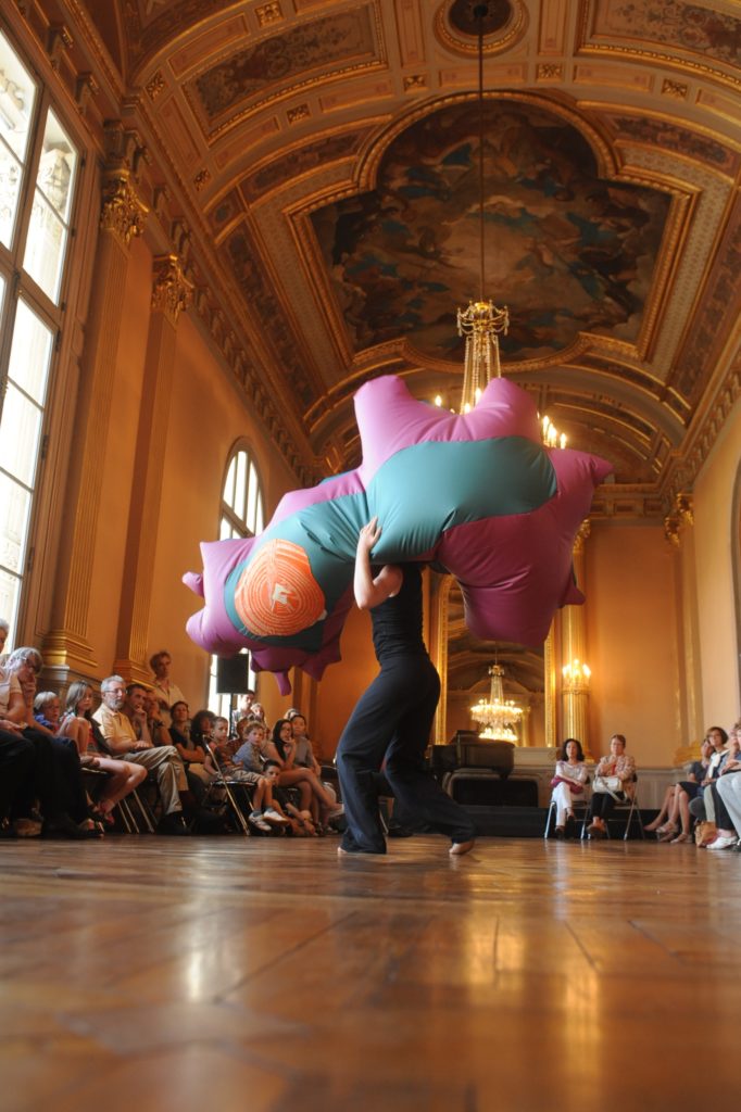 Prendre l'air, reprendre l'air, performance de Marie-Noëlle Deverre avec Sarah Pellerin-Ott danseuse, Grand théâtre d'Angers, photo Alain Chudeau, 2015