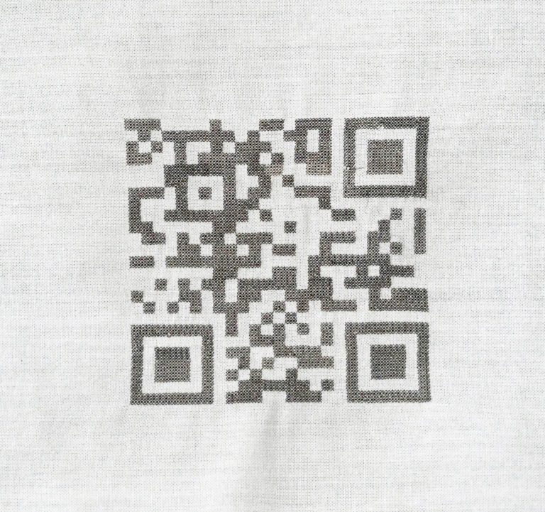 ALICE CALM QR CODE Broderie cheveux GALERIE CORPUS - Artistes - Quimper Brest