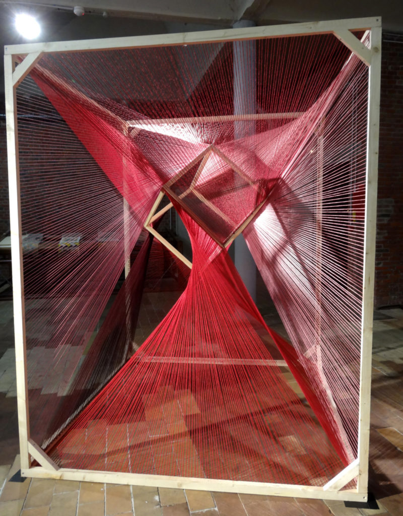 Installation en fil de laine tendu