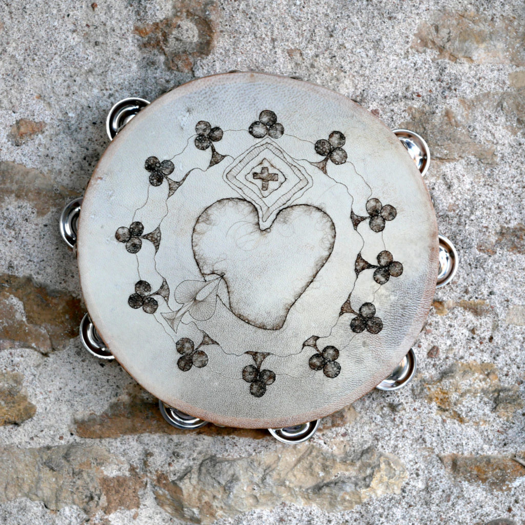 alice calm-cheveux broderie_tambourin coeur sacré 02
