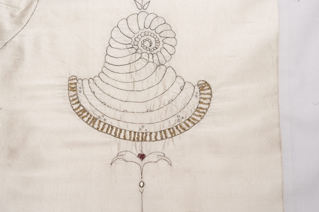 alice calm_cheveux broderie_mare nostrum_ recto_valeria pacella_détail 28