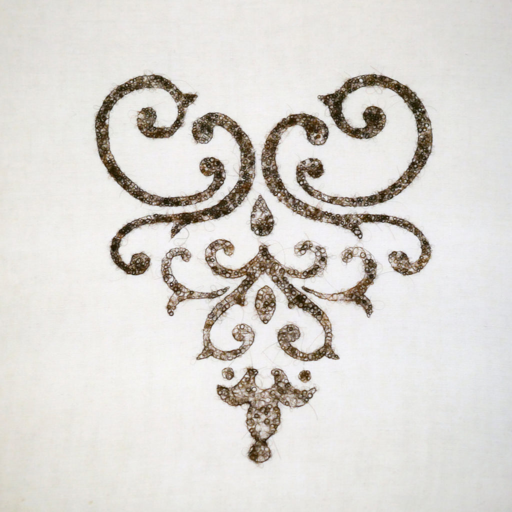 alice calm_fauteuil voltaire_broderie cheveux_motif