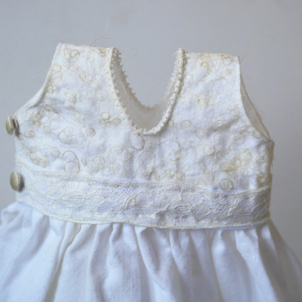 alicecalm_robepoupée_cheveuxblancs_broderie02