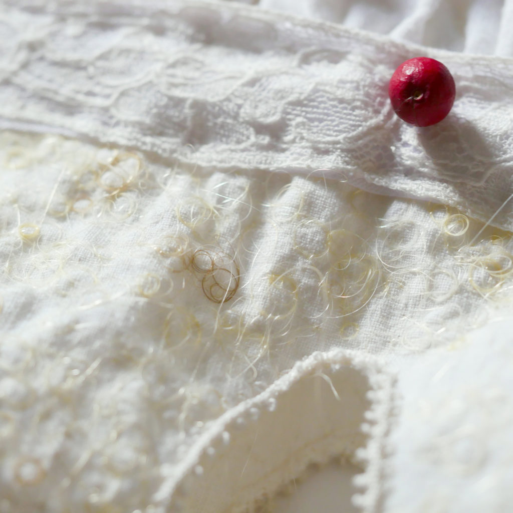 alicecalm_robepoupée_cheveuxblancs_broderie03