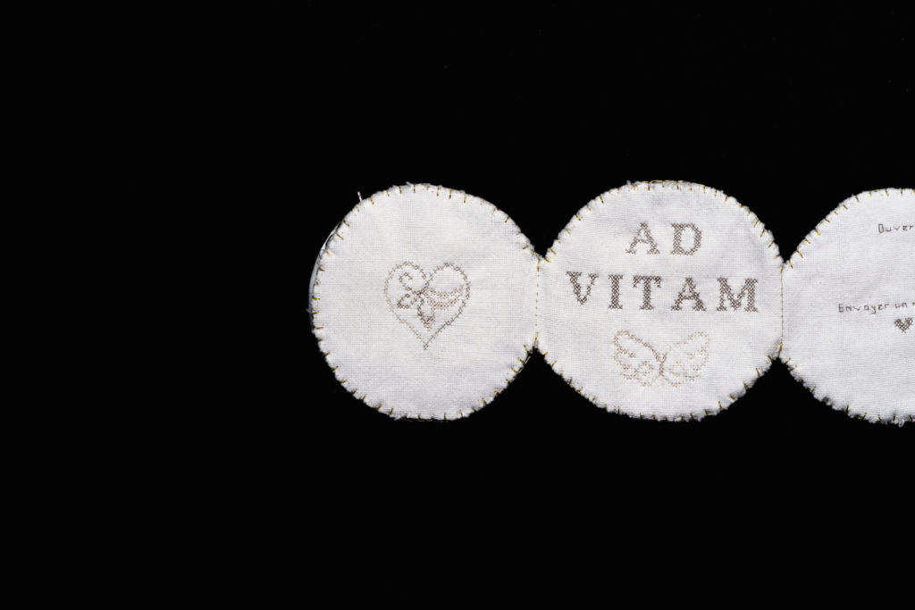 alice calm_cheveux_broderie_ livre bouton_ad vitam 00_valeria pacella
