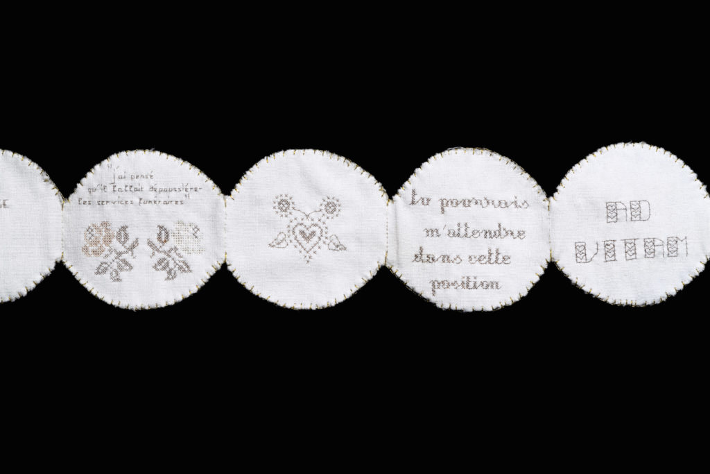 alice calm_cheveux_broderie_ livre bouton_ad vitam 02_valeria pacella
