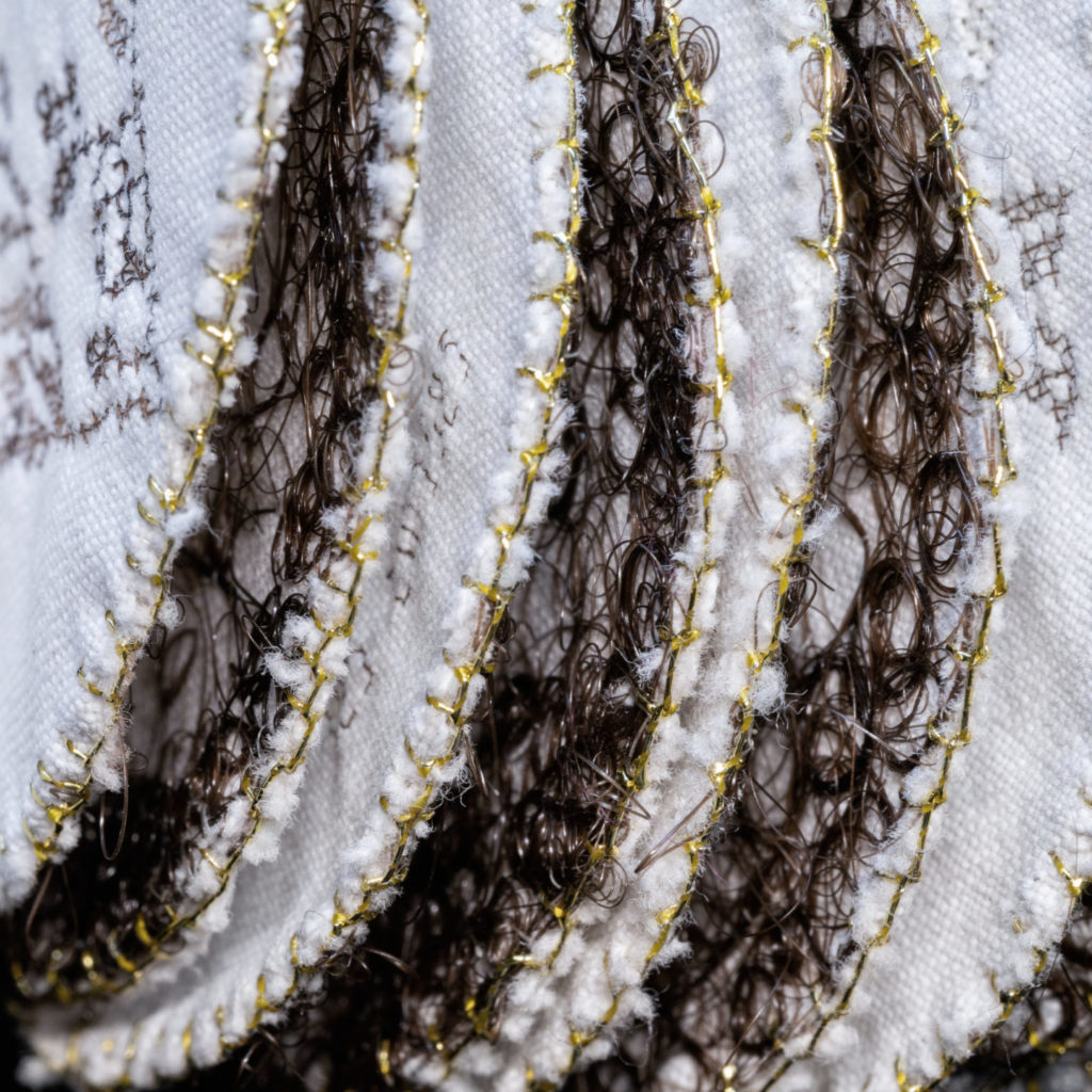 alice calm_cheveux_broderie_ livre bouton_ad vitam 07_valeria pacella