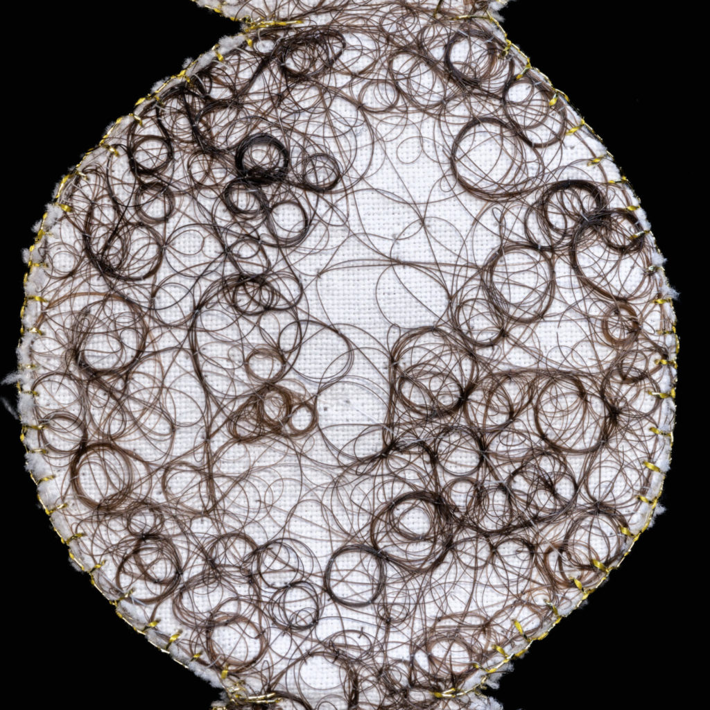 alice calm_cheveux_broderie_ livre bouton_ad vitam 08_valeria pacella