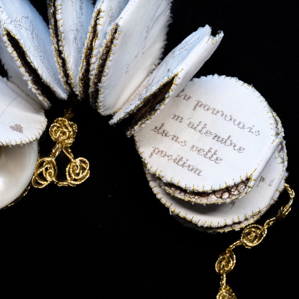 alice calm_cheveux_broderie_ livre bouton_ad vitam 09_valeria pacella