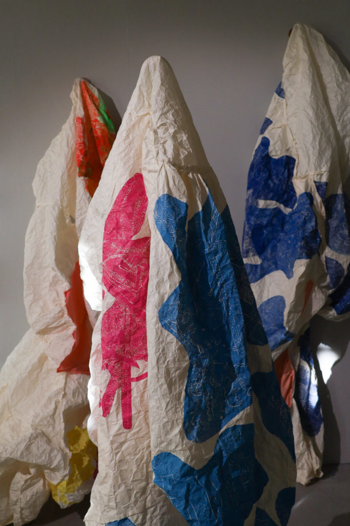 Detail sculptures textiles Peaux de papier_Repasseurs de reve _ Marie-Noelle Deverre _ expo inaugurale De Visu Abbaye de Jumieges