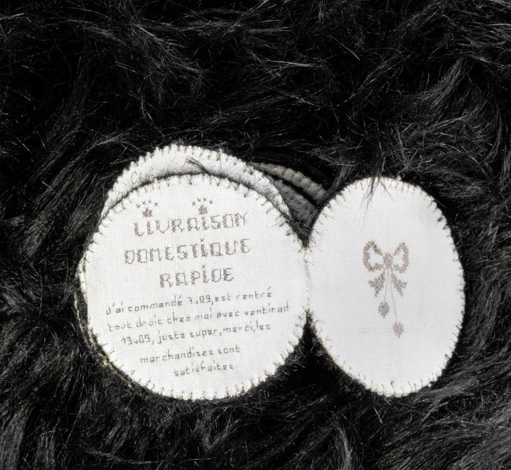 alice calm_cheveux broderie_ livre bouton_ cat's dream_ valeria pacella _022