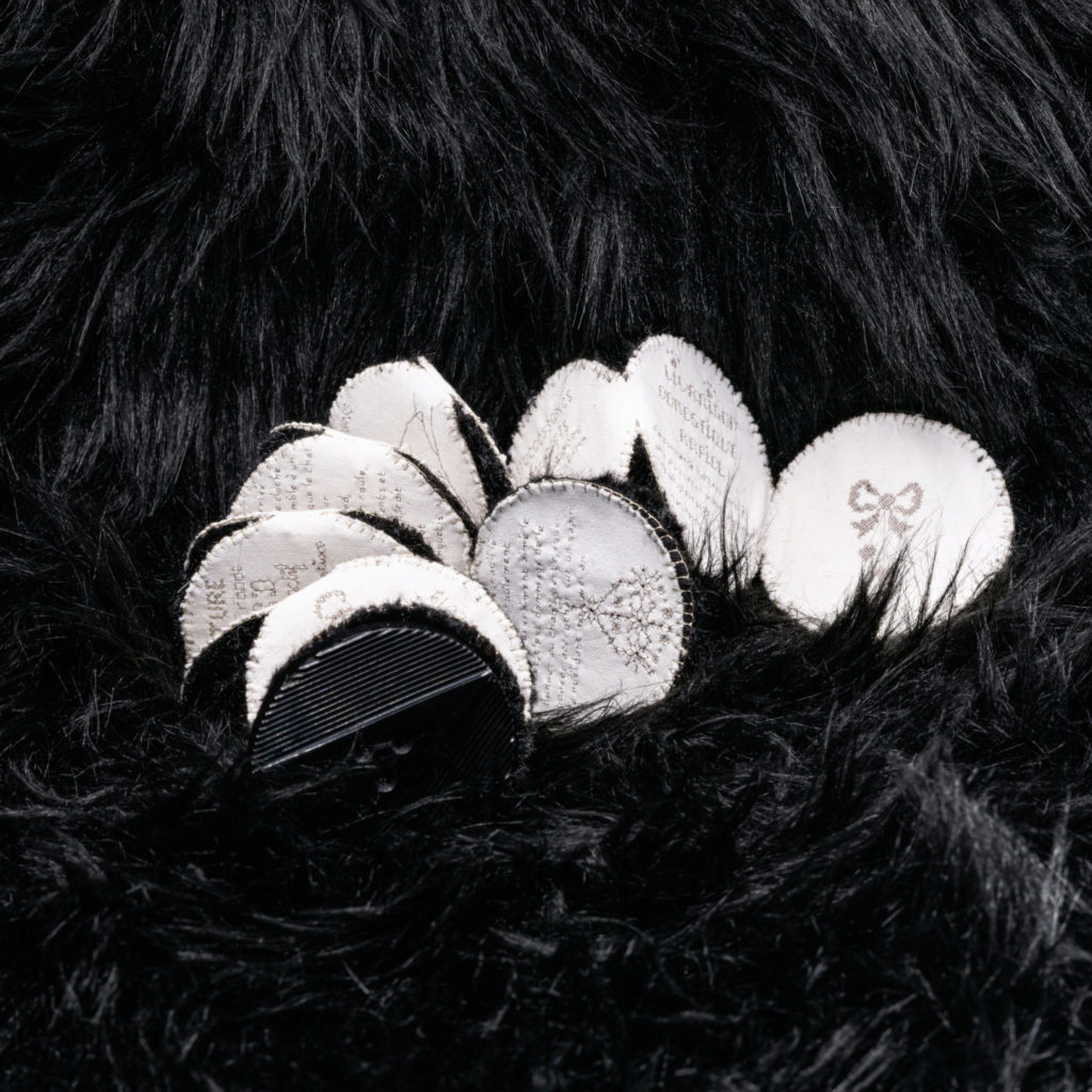 alice calm_cheveux broderie_ livre bouton_ cat's dream_ valeria pacella _03