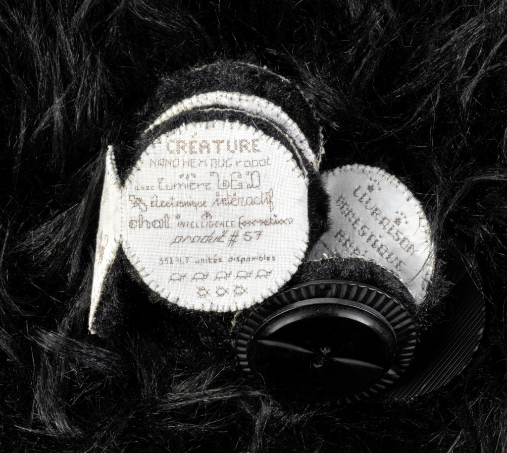 alice calm_cheveux broderie_ livre bouton_ cat's dream_ valeria pacella _15