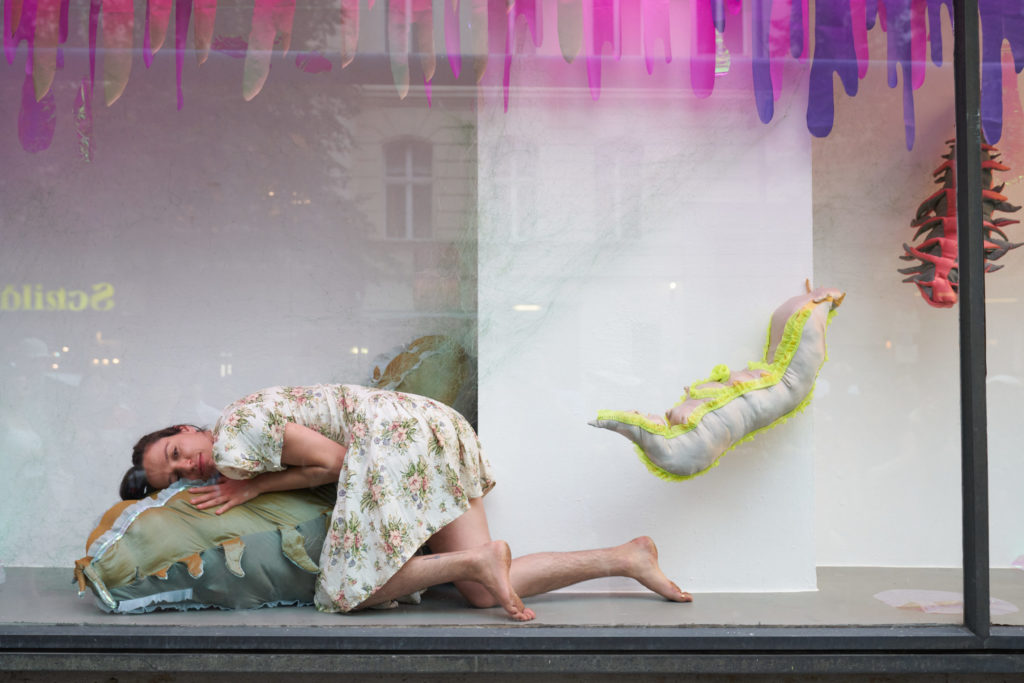 Lola Barrett - Schneckenprinzessin - institut Français Berlin - 2023 - Performance Marilou Guyon - Photographie François Fleury