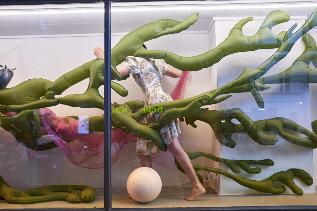 Lola Barrett - exposition Schecken Prinzessin - Institut Français Berlin - 2023 - Vernissage - Performance de Marilou Guyon - Photo François Fleury