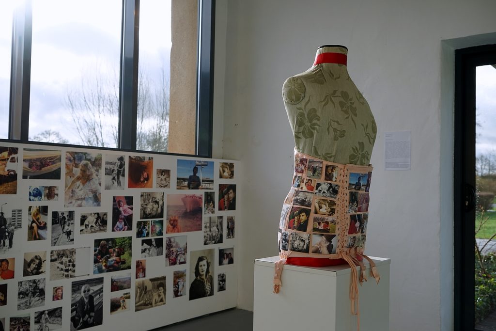 Les Mères vue d'exposition Centre Art Moulinsart 2017